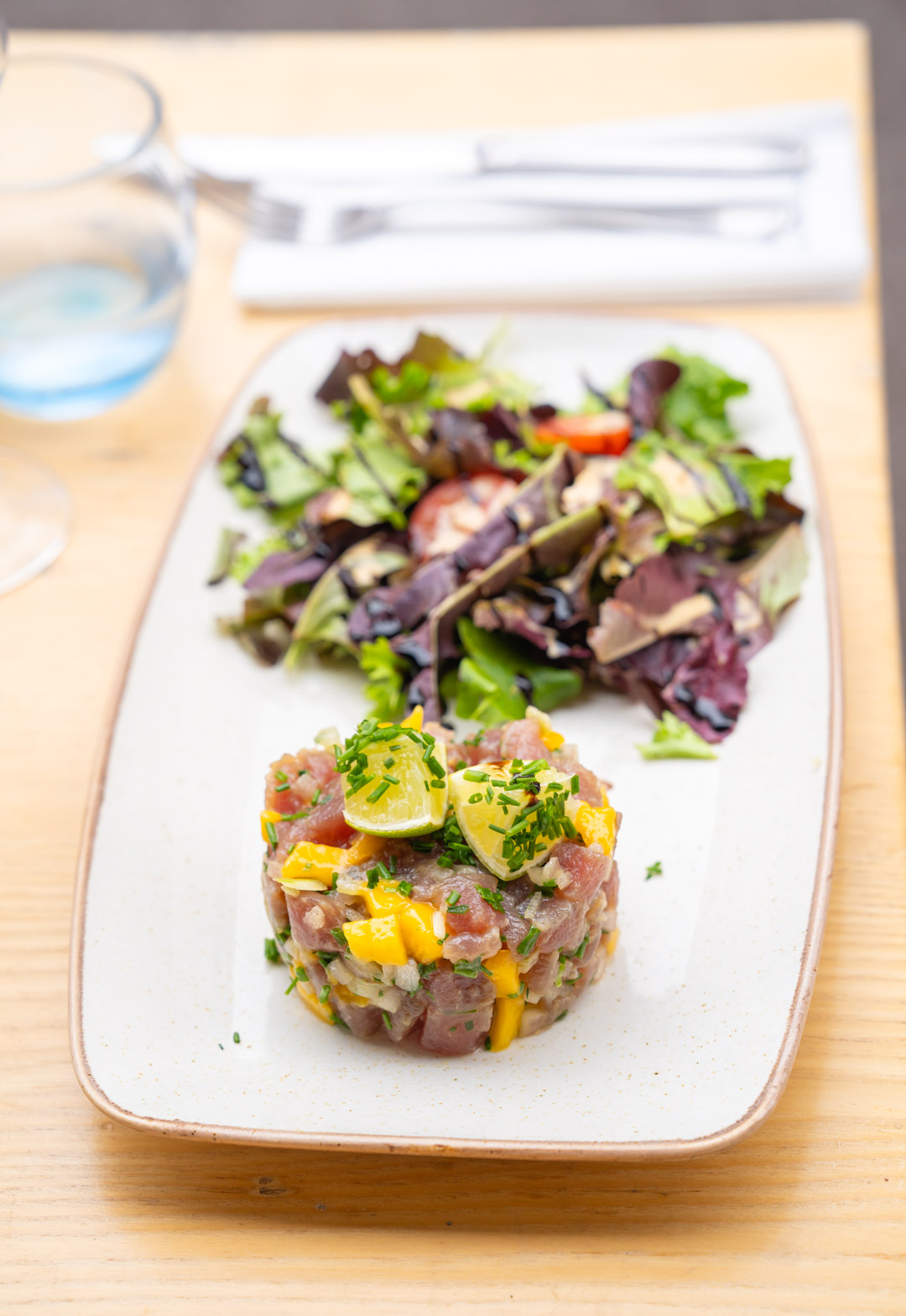 photo d'un tartare de thon au restaurant