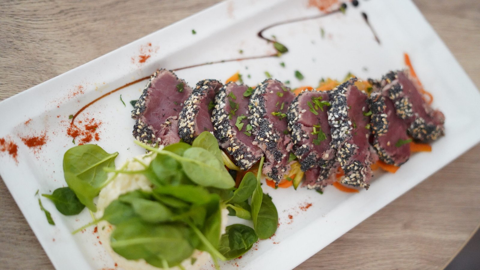 photo culinaire d'un tataki de thon
