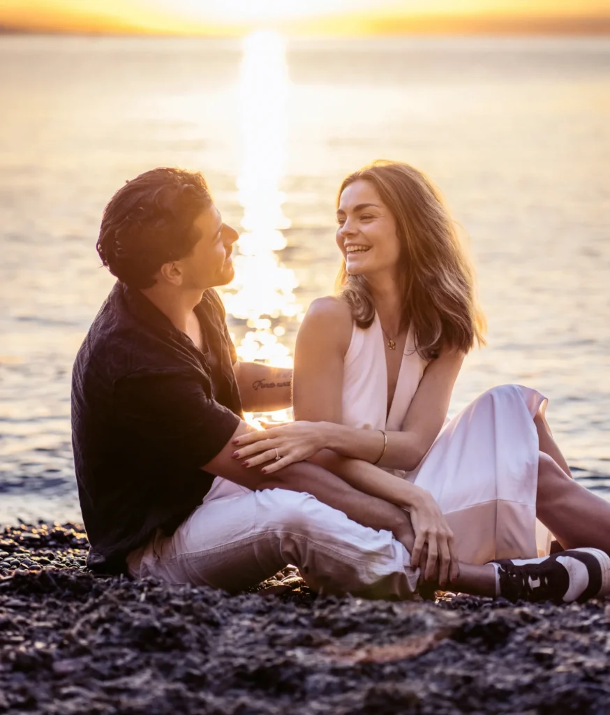 Couple sur la plage à la lumière du coucher de soleil