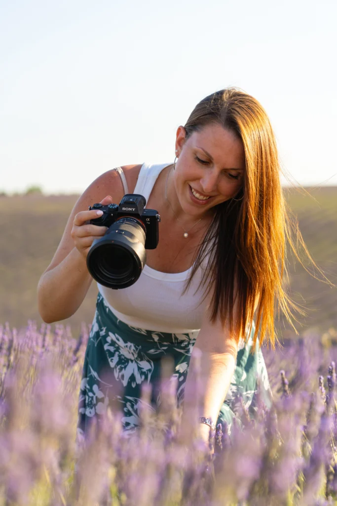 Marion, photographe de MDA Shooting, avec son appareil photo dans un champ de lavande