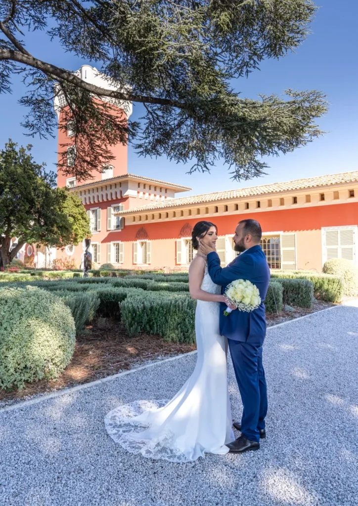 Couple de mariés dans les jardins du Château de Crémat à Nice