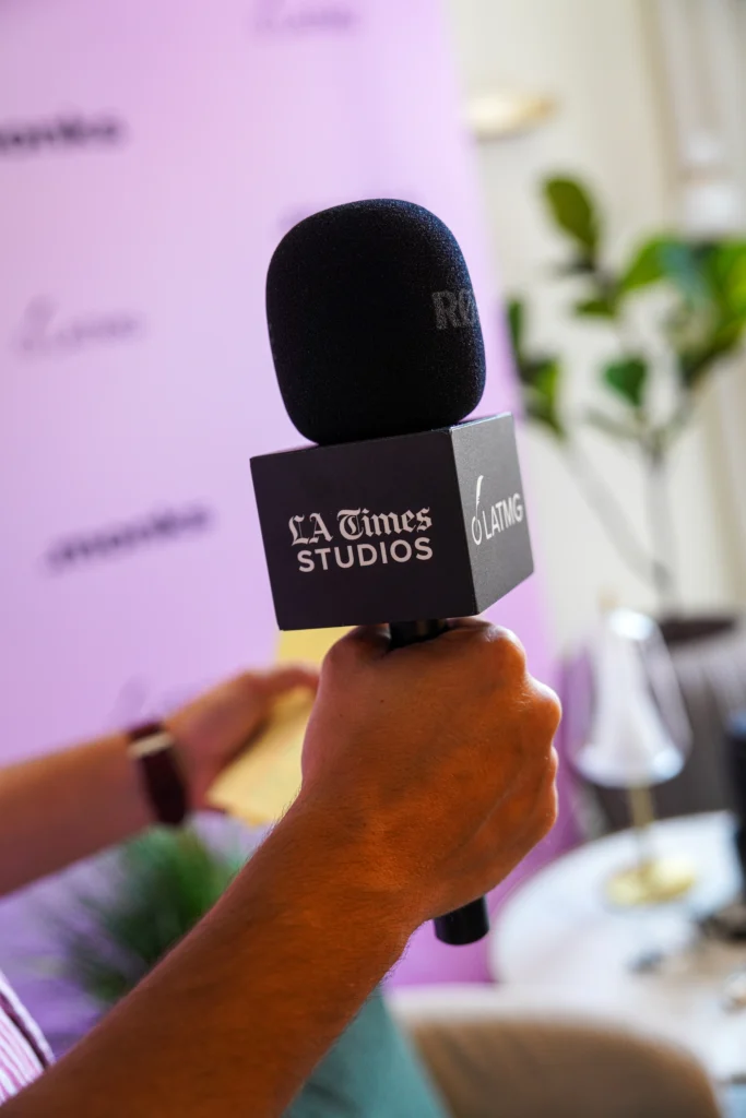 Microphone LA Times Studios utilisé lors d’une interview pendant un événement professionnel