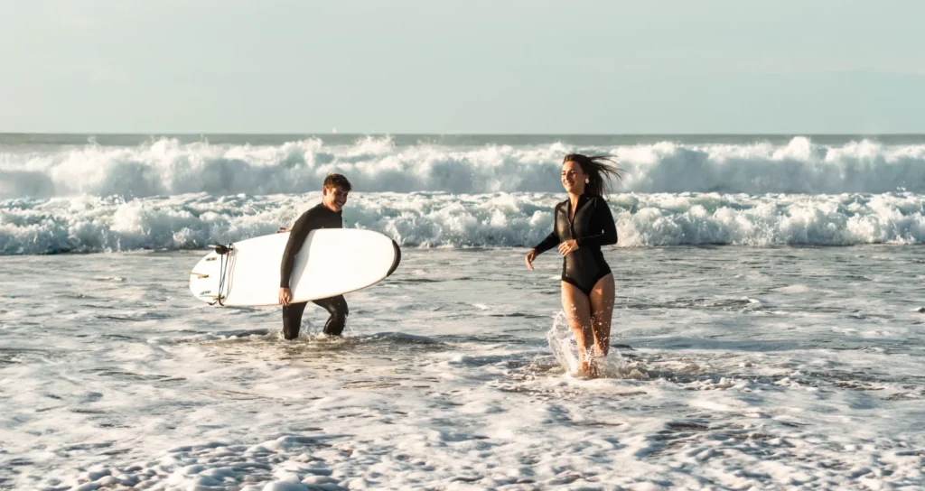 Séance photo sur la plage avec une planche de surf
