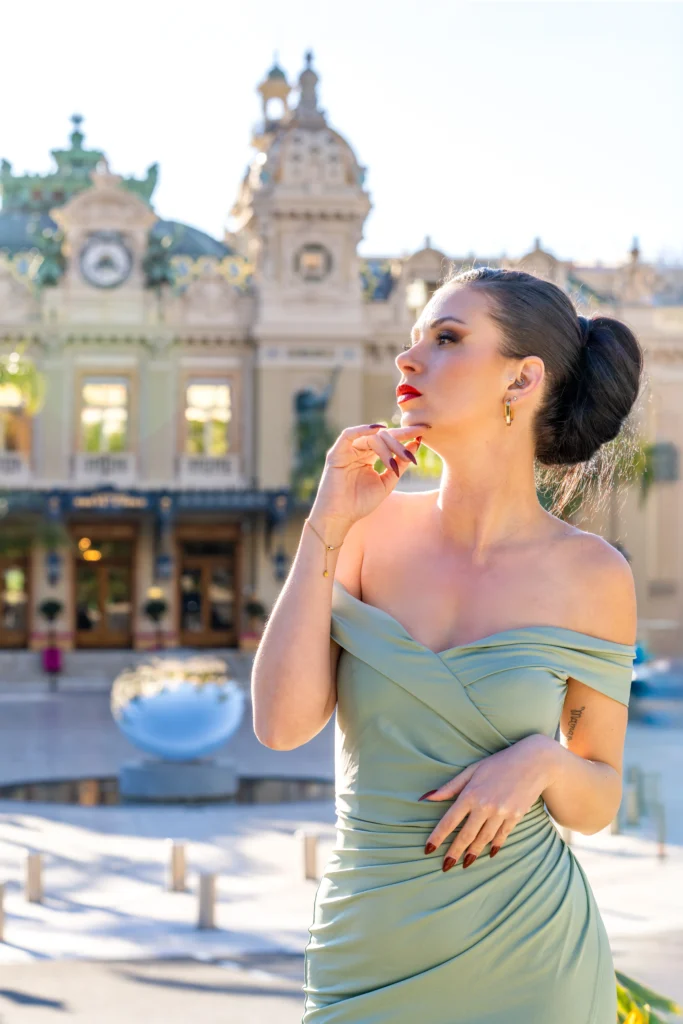 Shooting portrait d’une femme élégante à Monte-Carlo, Monaco