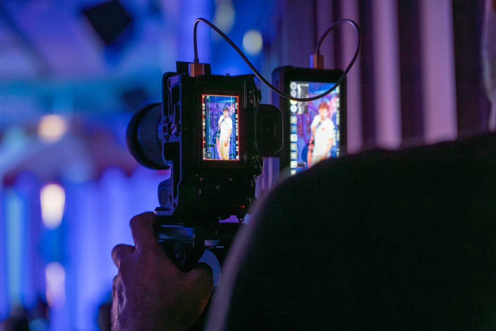 photo événementielle d'un vidéaste qui filme la scène