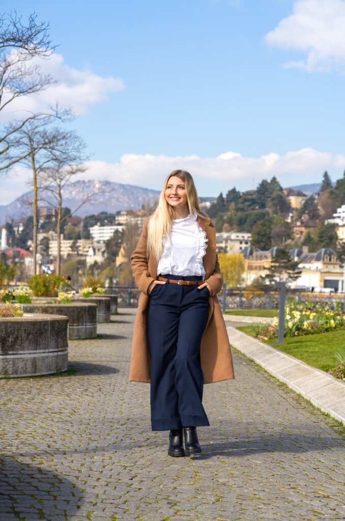 portrait d'une femme qui marche sur une place d'un village en suisse
