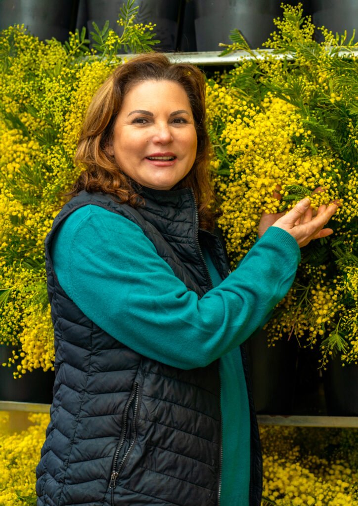 portrait corporate d'une fleuriste avec du mimosa