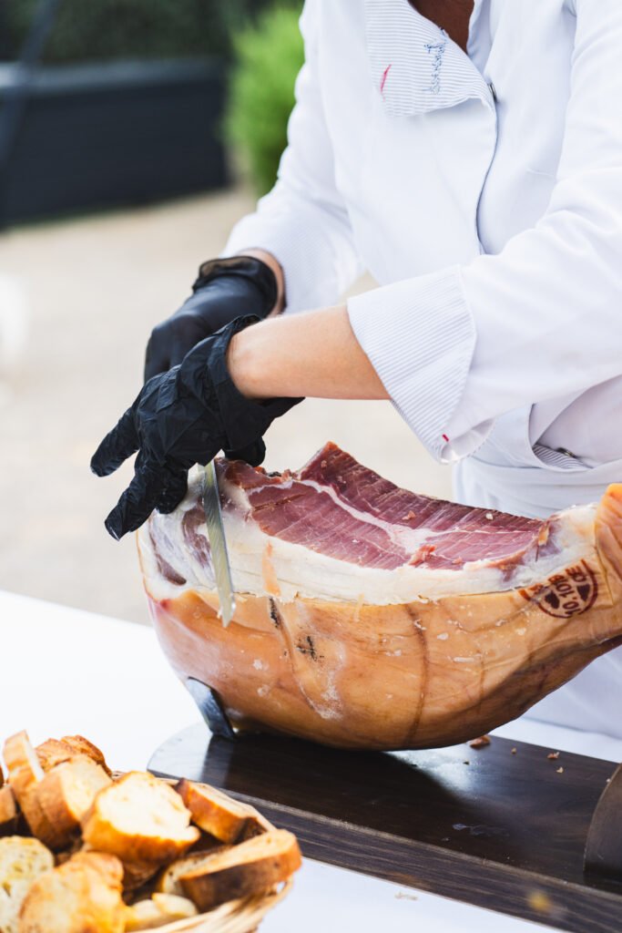 découpe d'un jambon cru haut de gamme lors d'un événement